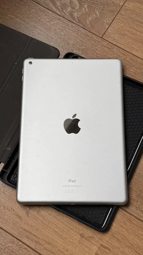 Продаю iPad 8-го поколения в комплекте с оригинальным Apple Pencil