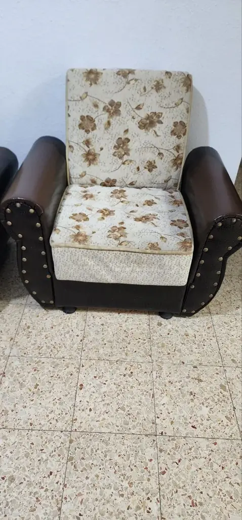 Продаются 2 раскладных кресла и диван-кровать. 400шек. Тель 050-880-7722