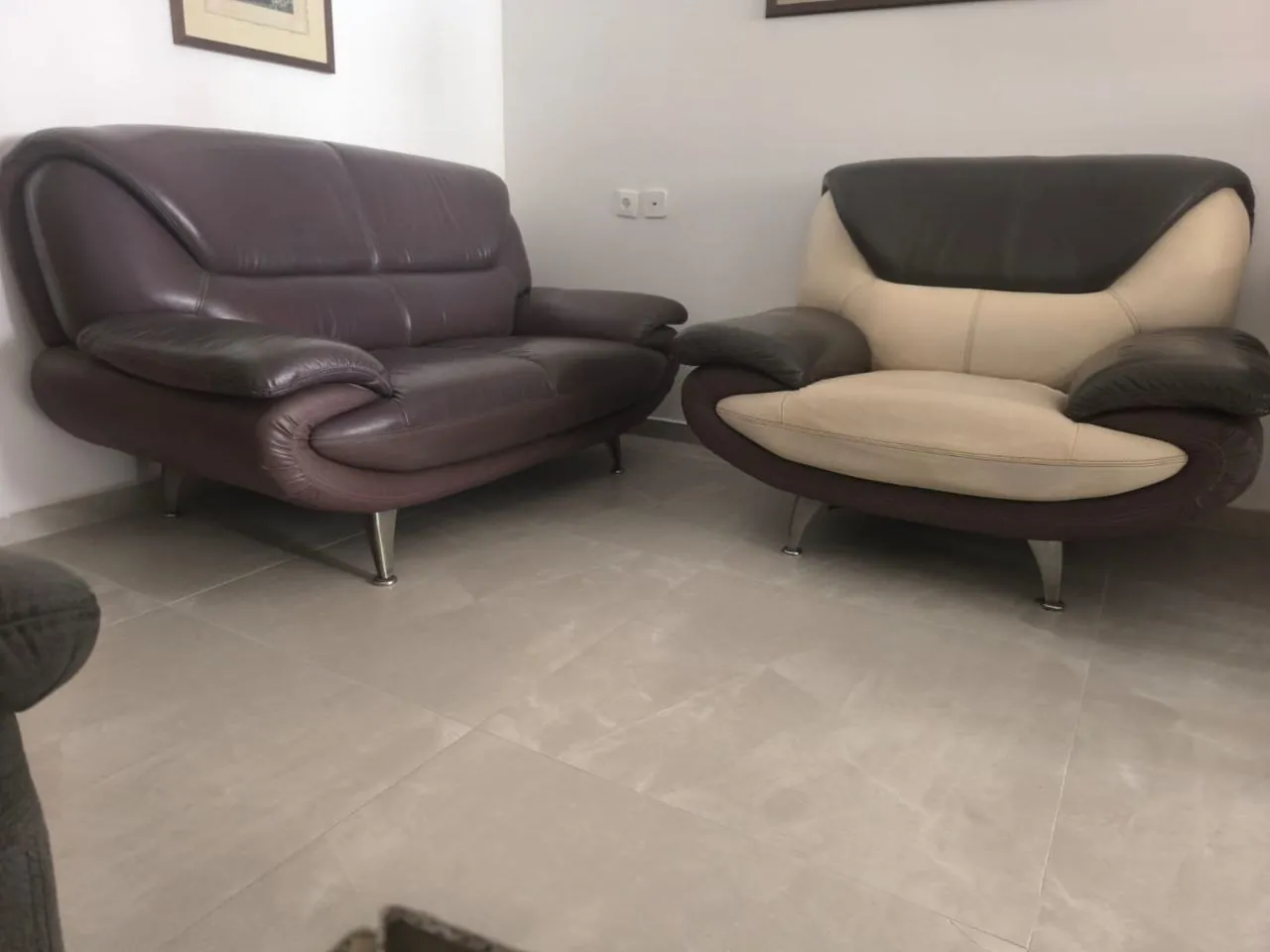 Диван двушка и кресло из кожи за 390₪. Забирать из Ашдода, есть лифт.