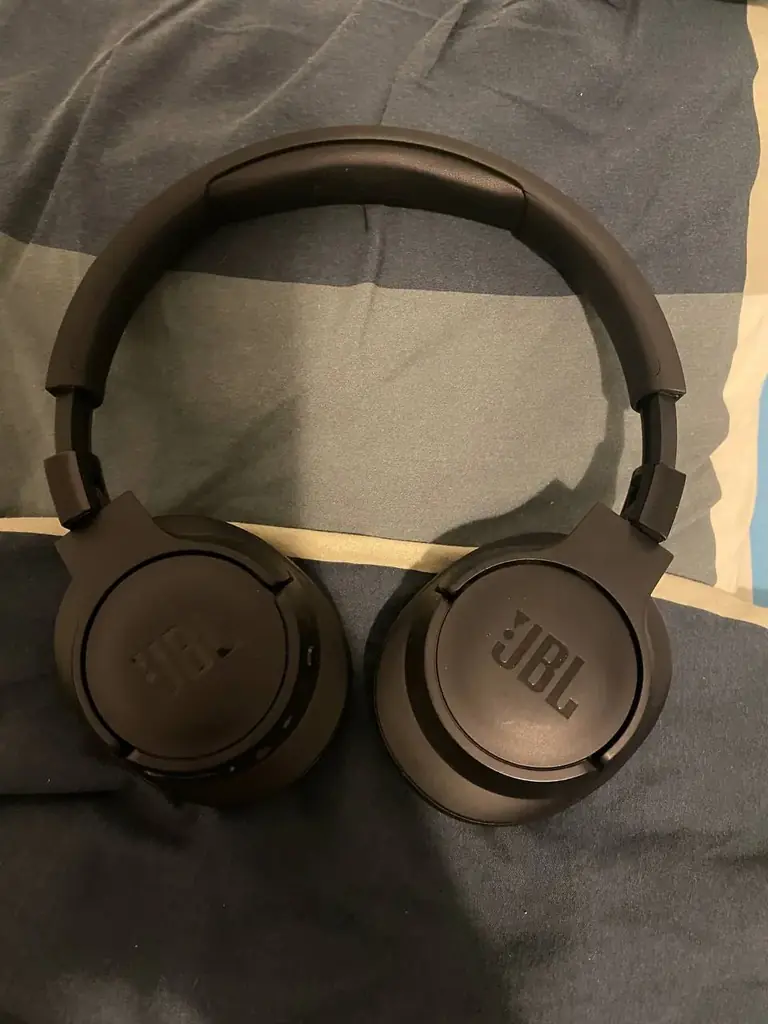 Продаются беспроводные наушники JBL в хорошем состоянии.
