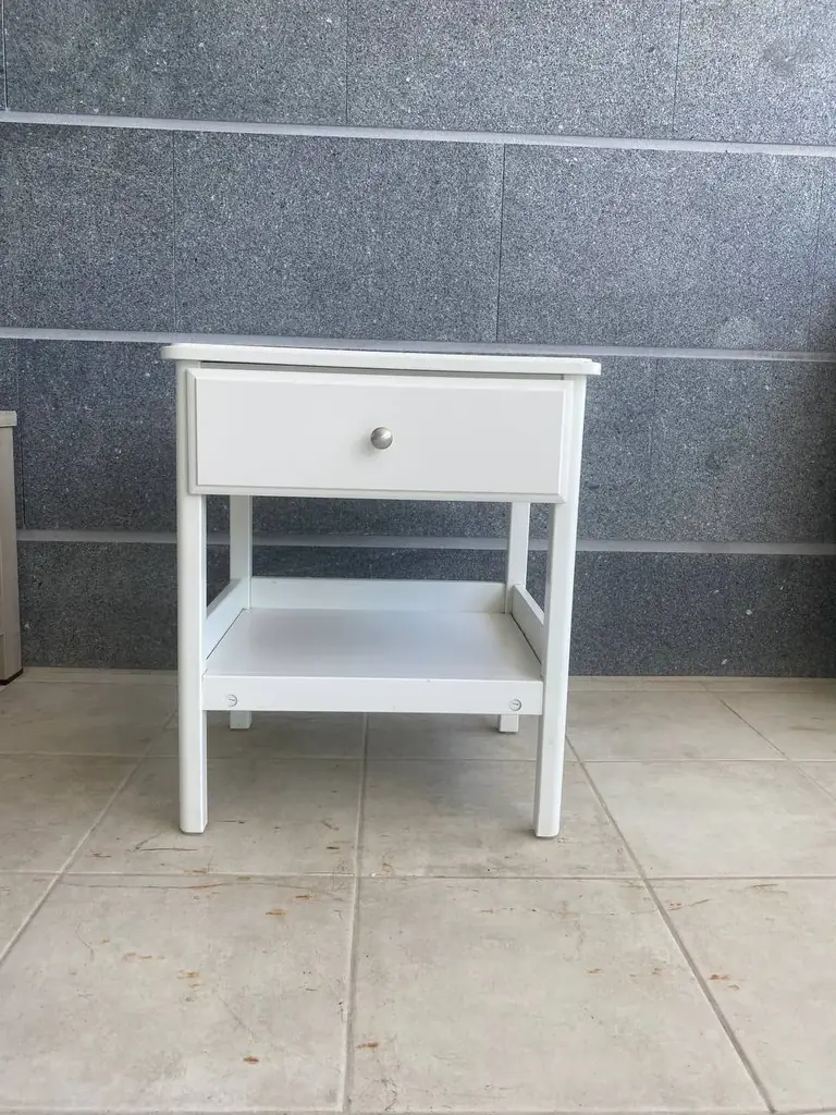 Продаётся прикроватная IKEA тумбочка IKEA TYSSEDAL белого цвета.