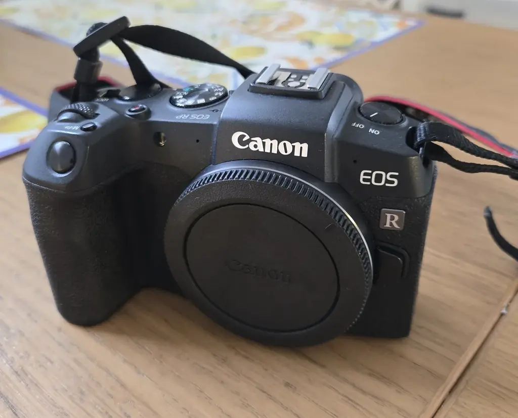 Продам беззеркальный фотоаппарат Canon RP,  тушка + батарея + зарядка+ремешок. В отличном состоянии…