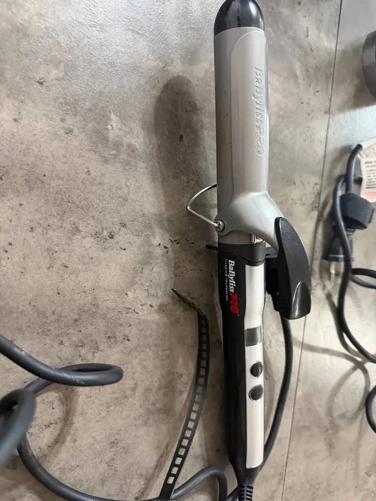 Продаются плойки Babyliss Pro 32 , Remington 25 и плойка гофре Laserion.