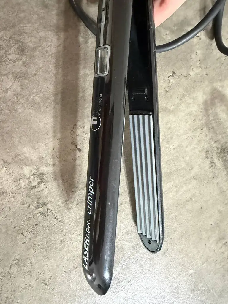 Продаются плойка Remington 25 мм, нагрев до 220 градусов в отличном состоянии;