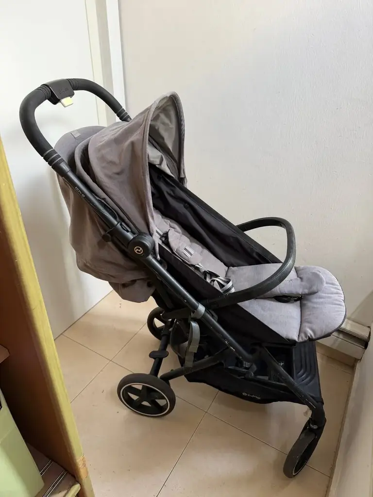 Продаю прогулочную коляску Cybex Eezy S+2 серого цвета.