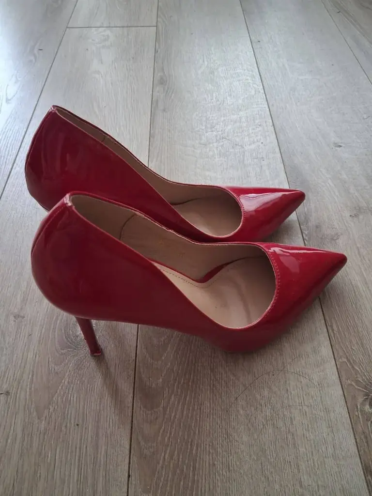 👠 Продаются: красные лаковые туфли-лодочки
