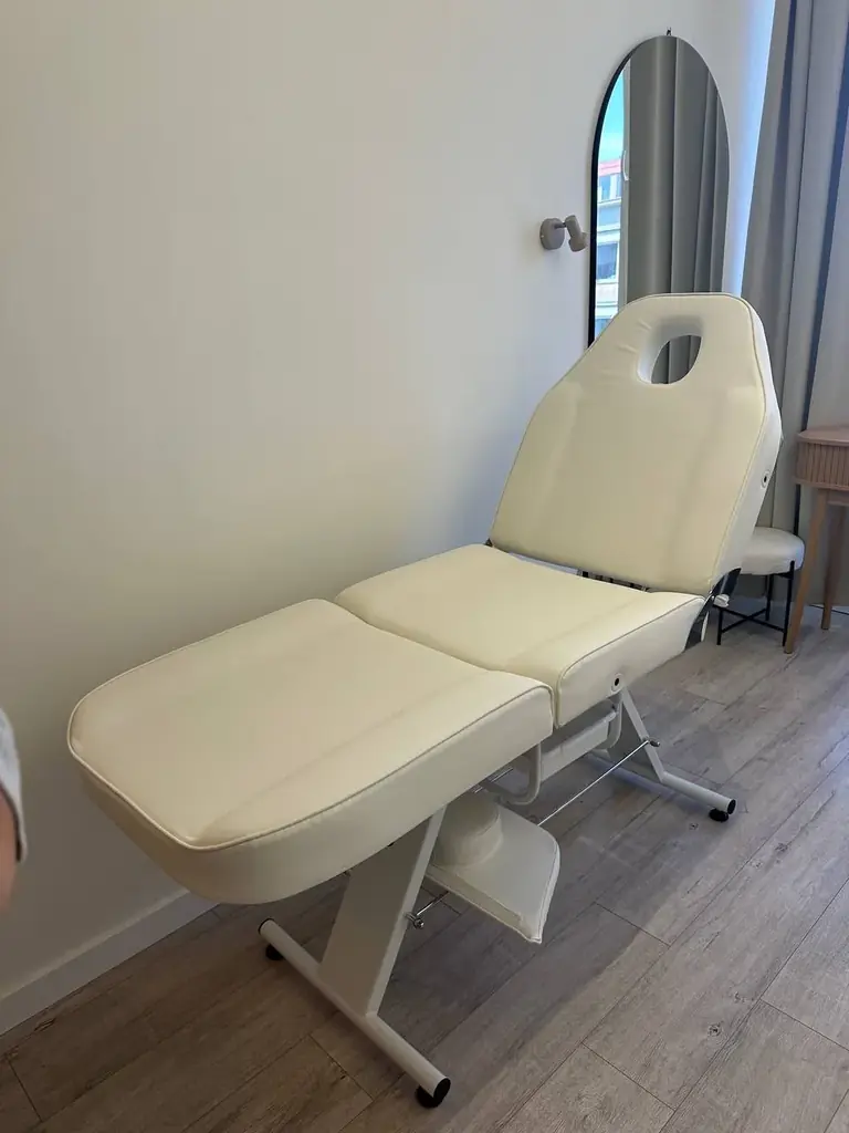 💆‍♀️ Продаётся: бьюти-кушетка