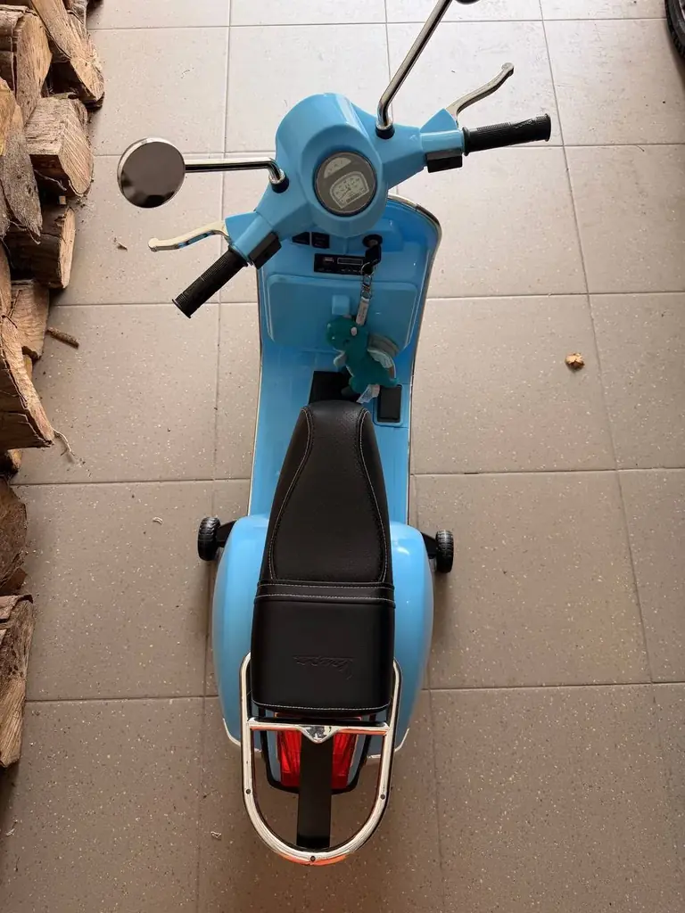 🛵 Продаётся: детский электромопед Vespa