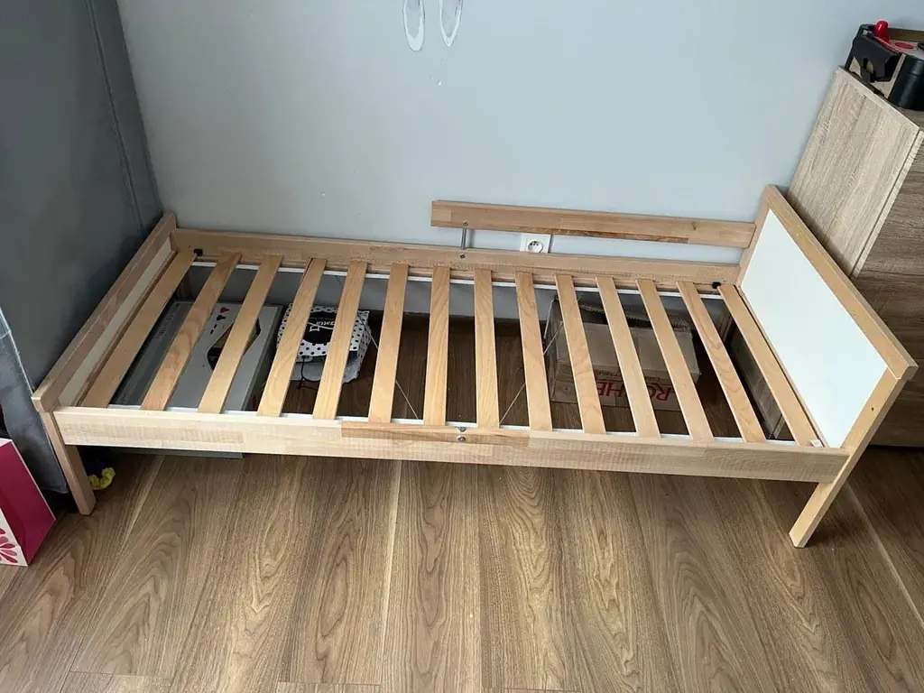 🛏️ Отдам бесплатно: детская кровать с матрасом