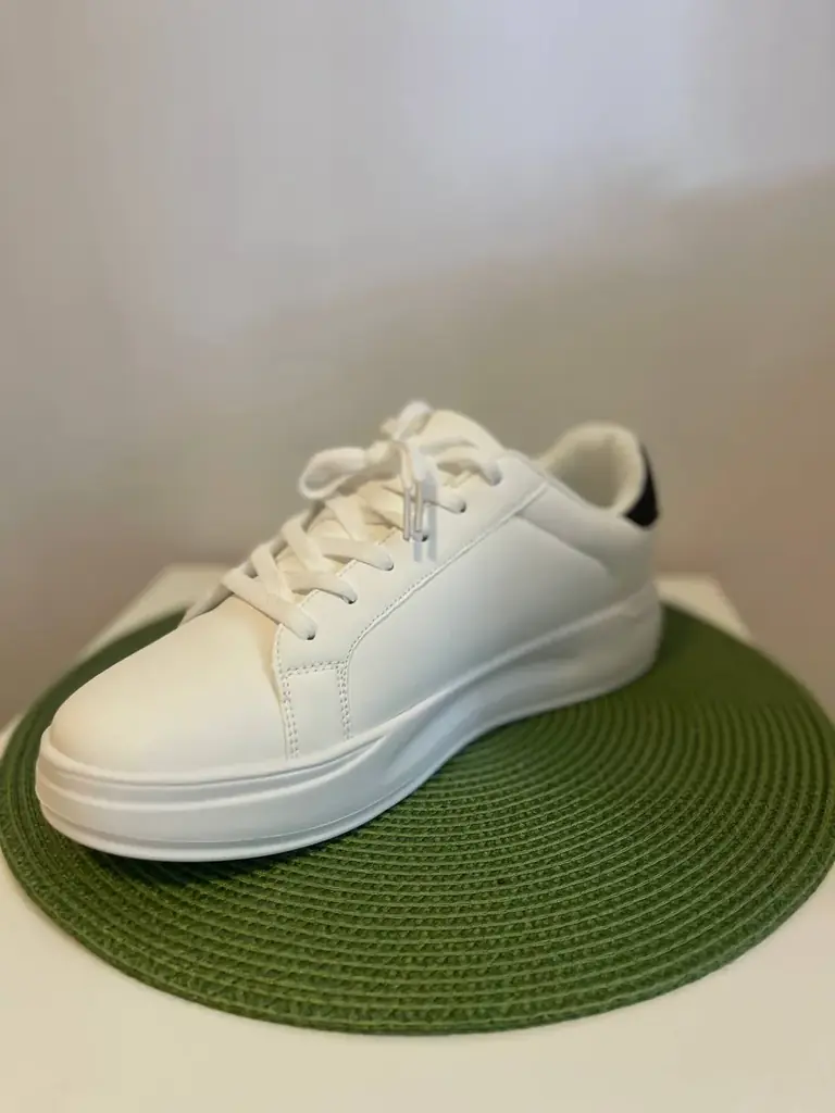 👟 Продаются: белые кроссовки