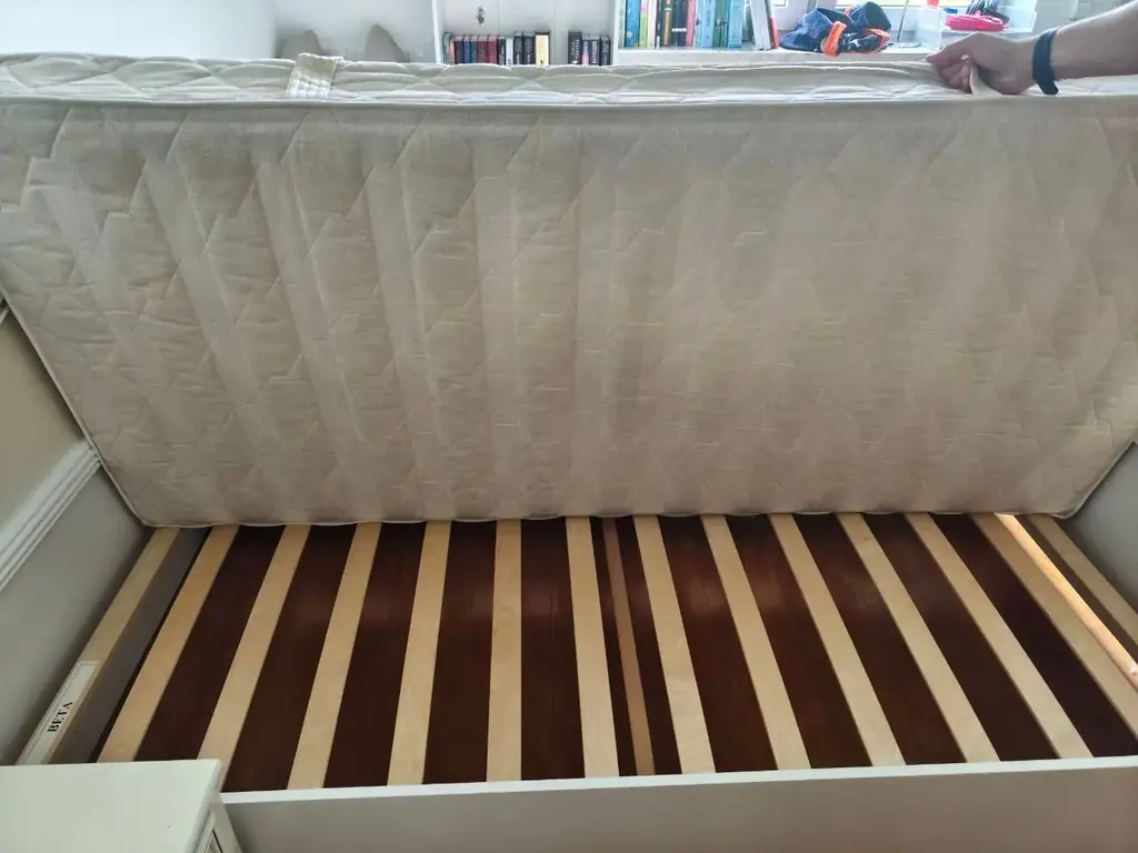 🛏 Продаётся: кровать + 2 тумбочки (комплект)